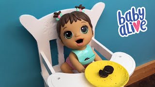 Feeding Baby Alive Lil Snacks Doll Oreo Minis