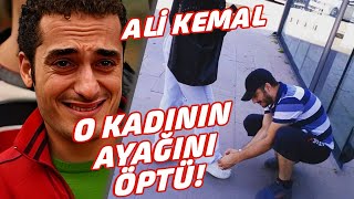 Akasya Durağın'dan Ali Kemal O Kadının Ayağını Öptü