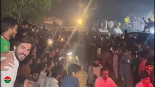 ‏رات ڈھائی بجے زمان پارک کے مناظر دیکھے سونامی ⁦✌️⁩😍.                  2023 May 13