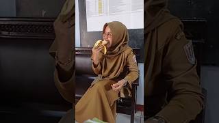 Bu Guru Yuli Makan Pisang Raja