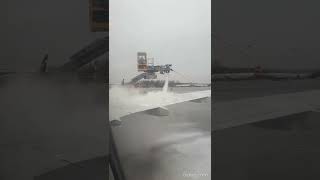 Cleaning the airplane from snow before the flight #shorts #airplane #airport