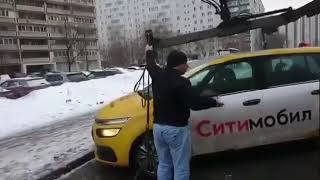 Нетерпеливый водитель решил самостоятельно "снять" свой автомобиль с эвакуатора