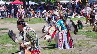 Pow Wow - индейский праздник танцев, песен, творчества и традиционной еды. Центр Торонто. Канада.