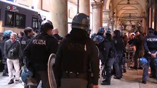 SCONTRI A BOLOGNA TRA POLIZIA E CENTRI SOCIALI