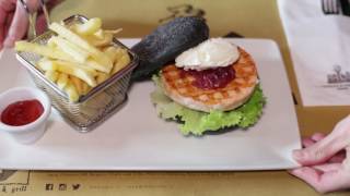 Fabbrica di Pedavena Cremona - hamburger di salmone e pane nero