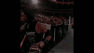 Roman Reigns steals the wwe Champio nship on