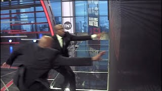 Charles Barkley and Kenny Smith race to the board and ends in a crazy finish 😂