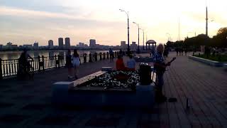 STREET MUSICIAN ON THE AMUR EMBANKMENT! FULL RELAXATION! 🍹🎸 УЛИЧНЫЙ МУЗЫКАНТ НА АМУРЕ🎶