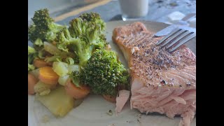 Mittagessen,  Lachs,  Kartoffeln mit Brokkoli und ein gemischter Salat