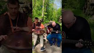 Wymyśliliśmy to w lesie 🌲🎸🐢 #guitar #handpan #duo #forest