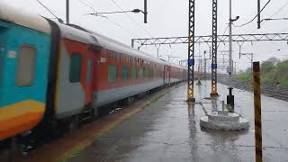 Train no.11055 LTT to Gorakhpur Godan Express high speed crossing near kasara #train #monsoon