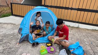 Zafi dan keluarga Camping kemah di depan rumah sambil makan mangga