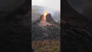 Vulcão em erupção #shorts #vulcão #erupção #natureza #perigo #volcano