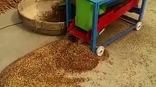 Soybean shelling machine for hosehold use