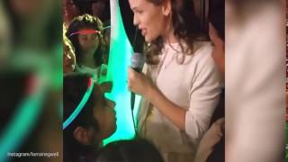 Kids huddle around Jennifer Garner saying sorry for disruption