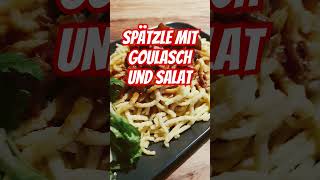 Spätzle mit Goulasch und Salat, Original Schwäbisch