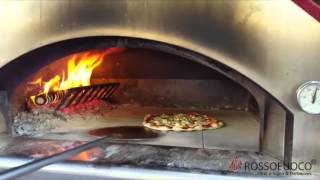 Cottura della pizza sul forno Nonna Luisa.