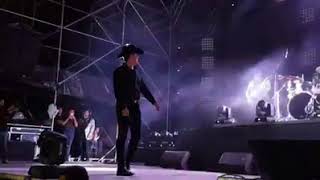 Calibre 50 moviendo la cadera