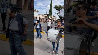 CRUZAMOS LA CALLE CON TAMBORAZO