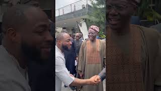 Even the governor is amazed by seeing Davido around him and shaking hands #davido