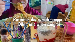 RUTINITAS MENJADI IBU RUMAH TANGGA KERJA SAMA DENGAN ANAK | MASAK MIE WIJEN SANGRAI