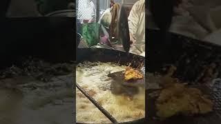 Ilyasi Masjid Pakoray #pakora #pakoda #pakorarecipe #pakode #pakodarecipe #streetfoods #foodshorts