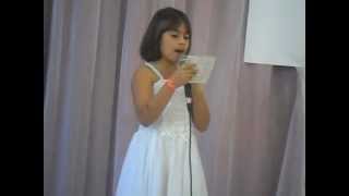 minha filhota cantando  na igreja cada dia melhor