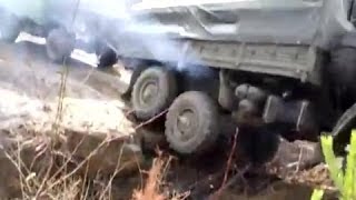 trucks moving deep hole | Камаз тащит Шишигу через глубокий ров