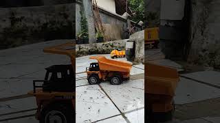 rc truk tambang terobos banjir#shorts #short #shortvideo #fyp #trukpasir #toys #mobilmobilan #banjir