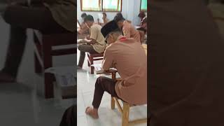 Bocil Ikut Ujian di Sekolah