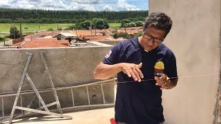 Esquadrejando reboco do último pavimento da casa’