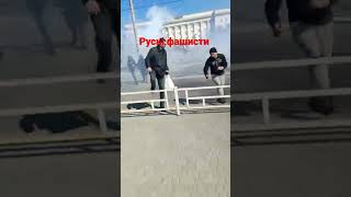 ❗️Российские солдаты открыли огонь по жителям Херсона, которые вышли на митинг єсть ранненные.