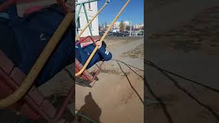 Слава и Настя Кожевниковы катаются на качели вместе. Видео от 23.03.2019.