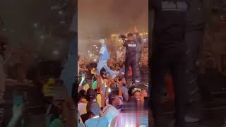 Shatta Wale kisses Maali on stage