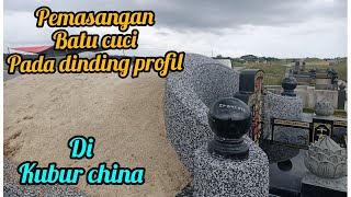 Proses pemasangan batu cuci di bagian dinding profil di kubur china