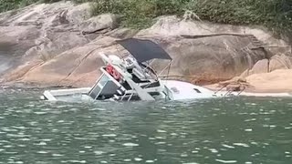 Lancha naufraga com 15 passageiros e 1 tripulante no litoral de São Paulo