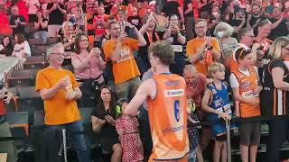 Ehrenrunde von Per Günther in der ratiopharm arena in Neu-Ulm nach seinem 500. BBL-Spiel.