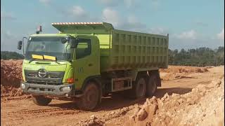 aktivitas maintenance alat berat tambang bauxite dan kuarsa site ketapang