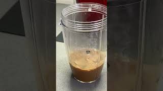 HOW TO MAKE ICED COFFEE IN 1 MINUTE / Как приготовить кофе со льдом за 1 минуту #shorts #coffee