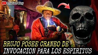 Brujo tiene Cráneo de Invocación de Espíritus Mágicos