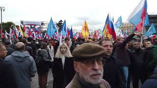 В Москве на Манежной площади прошел митинг-концерт Своих не бросаем выступил  актёр  Игорь Петренко