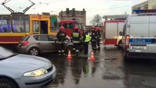 Wypadek na Dąbrowskiego w Łodzi. Samochód zderzył się z tramwajem