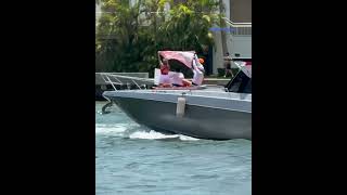 Presentador cubano Alexander Otaola en la Bahía de Miami con carteles para la alcaldía de Miami