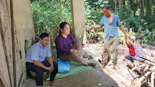 A single mother with  children lives in an abandoned house with the silent help of village officials