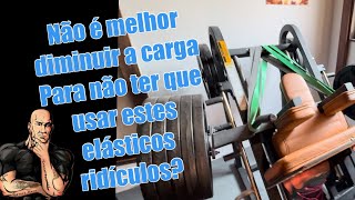 Não é melhor diminuir a carga Para não ter que usar esses elásticos ridículos?