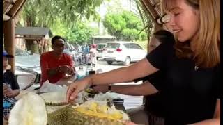 BERBURU DURIAN TERENAK SEDUNIA .