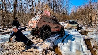 Нивы, Уазы и др внедорожники рубятся на снежно-грязевом оффроуде.