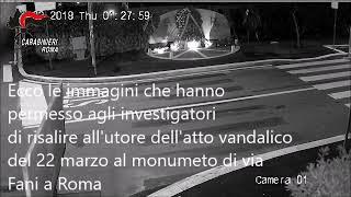 I momenti dell'atto vandalico al monumeto di via Fani