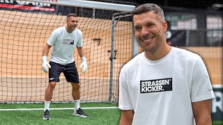 Lukas Podolski probiert sich als Torwart