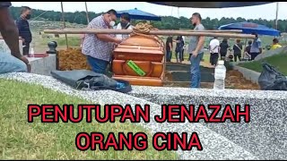 PROSES PENUTUPAN JENAZAH PADA LOBANG KUBUR CINA